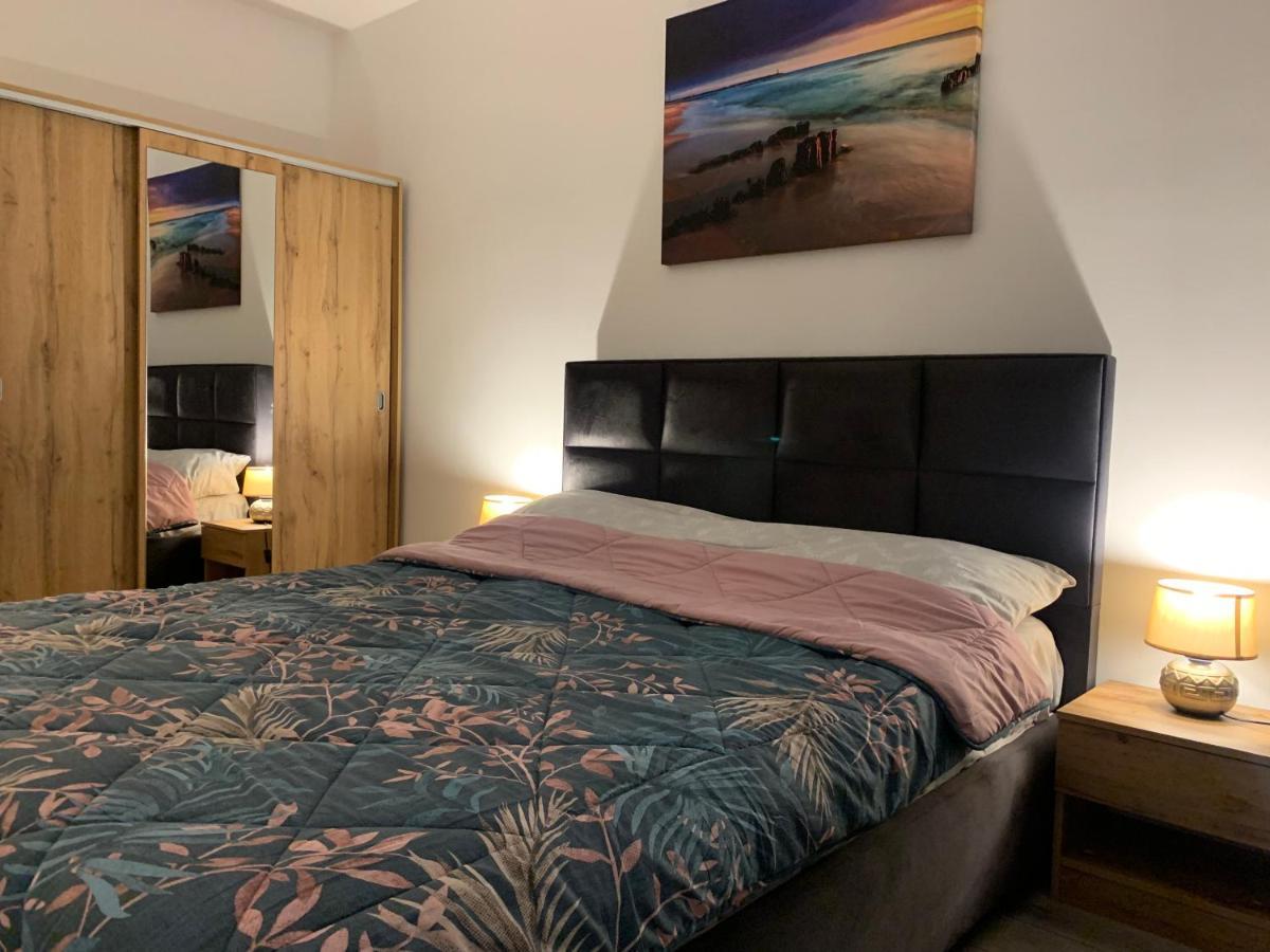 Târgu-MureşApartament Saraアパートメント エクステリア 写真